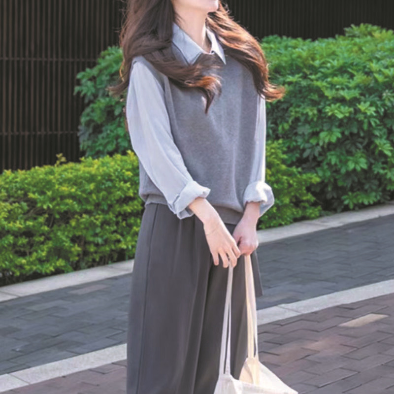 Velvet knitted sweater with a round collar