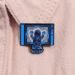 跨境新款操控電視的小人造型科技風徽章背包外套個性百搭裝飾別針