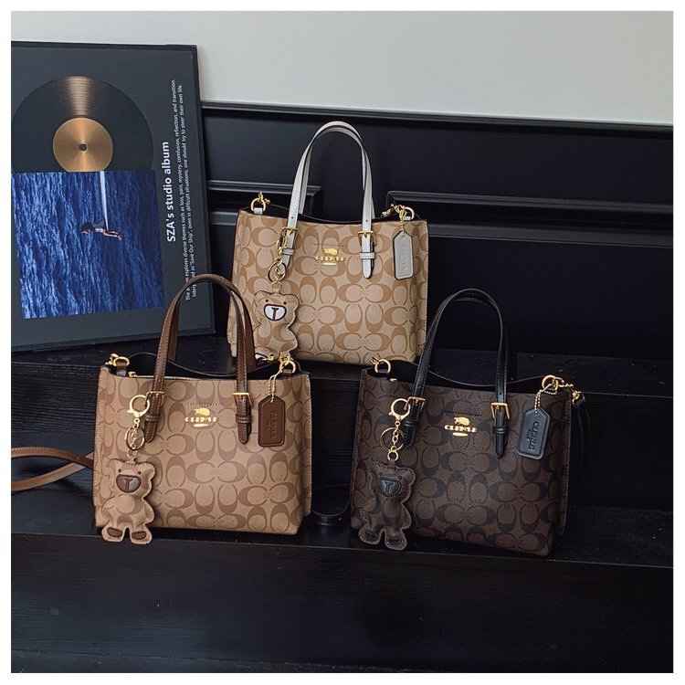 Portable Luxury Women's Bag for Work and Commuting. Women's Bag with a Compartment in the Middle. High-Quality Cross-Body Shoulder Bag Portable Luxury Women's Bag for Work and Commuting. Women's Bag with a Compartment in the Middle. High-Quality Cross-Body Shoulder Bag