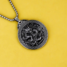 个性嘻哈盘龙圆牌挂饰时尚潮配饰复古龙行天下吊坠钛钢不锈钢项链