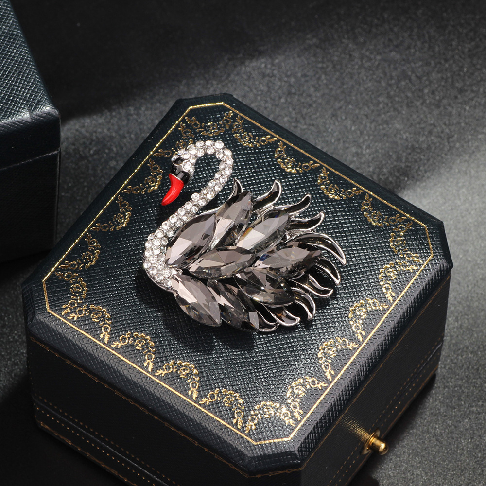 New Cross-Border Light Luxury European And American Style Exquisite Versatile Black Swan Brooch High-End Niche Suit Pin_voghion.com