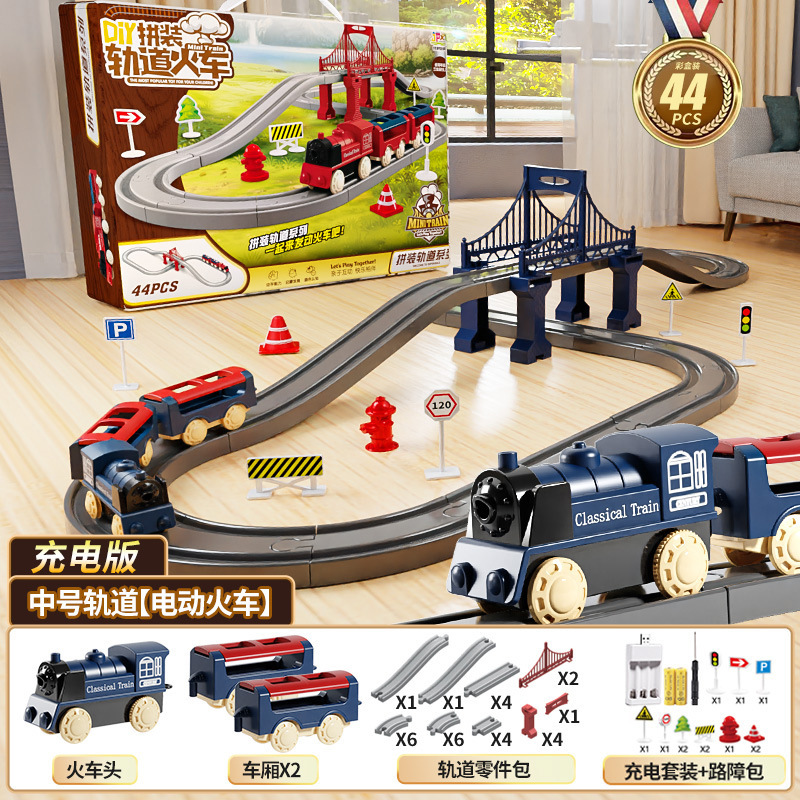 国境を越えた電気高速鉄道の電車は軌道を持っている男の女の子が模型を組んで車のおもちゃの誕生日プレゼントをシミュレートした