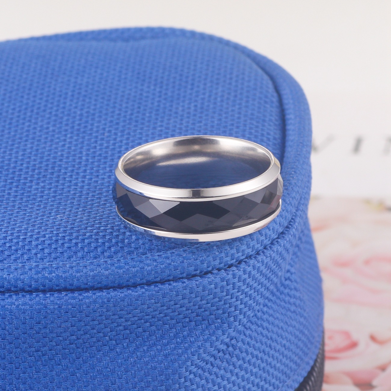 Minimalistisk herrering i titaniumstål med diamantmønster_voghion.com