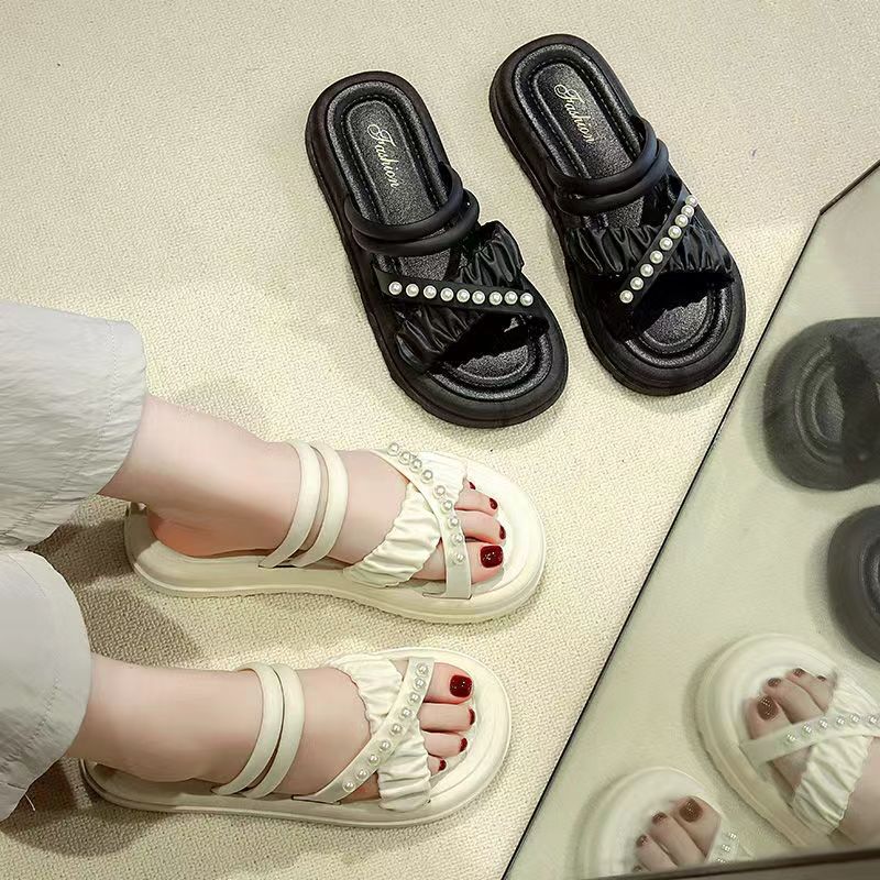 Las nuevas perlas usan zapatillas de suela gruesa y las mujeres usan pequeñas fragancias de moda fuera, con la versión coreana de las zapatillas frías rojas de Internet en verano.