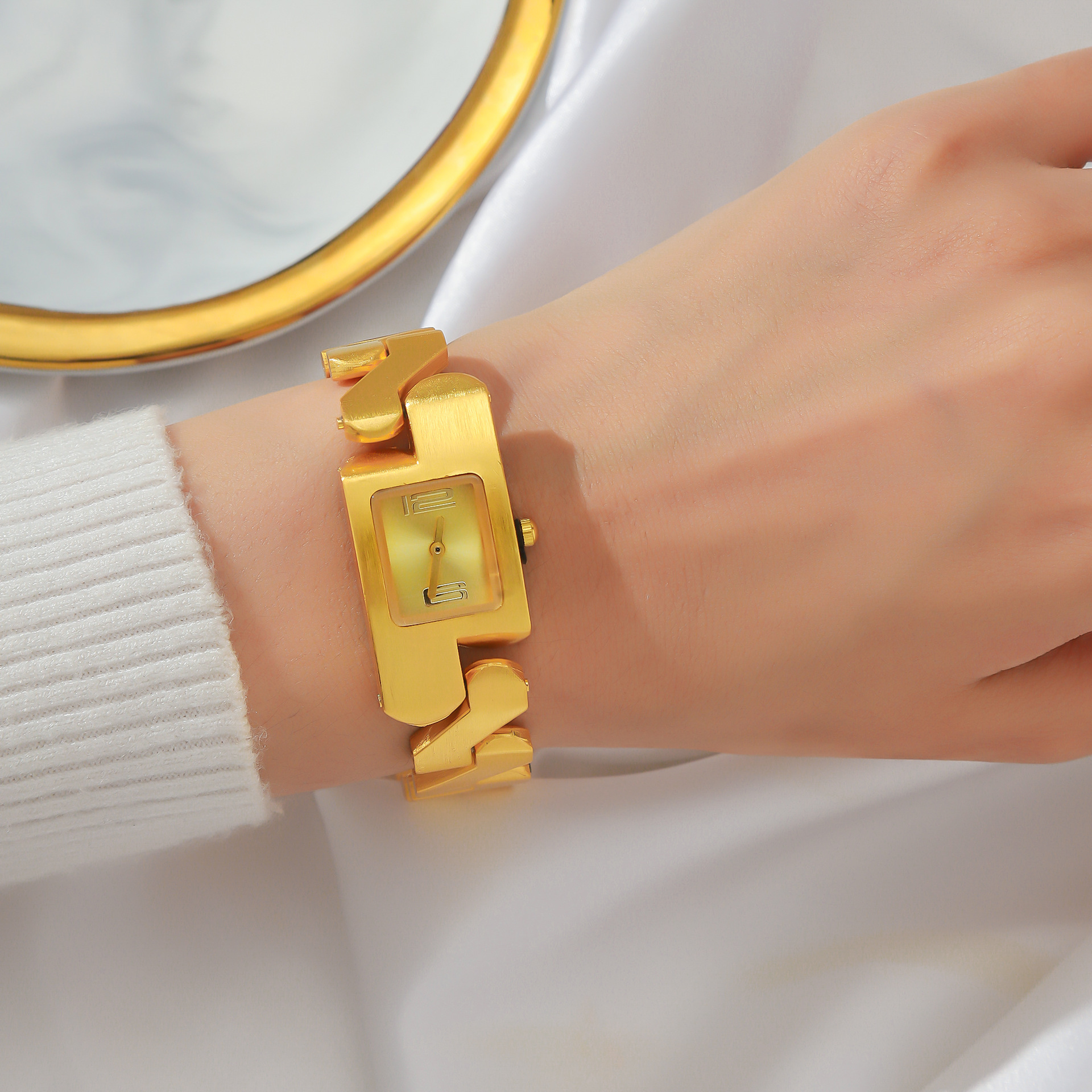 New Retro Square Couple Quartz Bracelet Watch Fashion Classic Middle Ancient Bracelet Watch