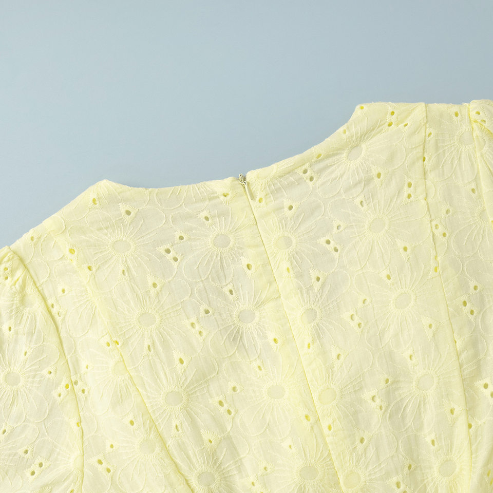 Đầm ngắn cotton màu vàng cổ chữ V thắt eo, tay phồng thêu họa tiết — Màu vàng chi tiết 9