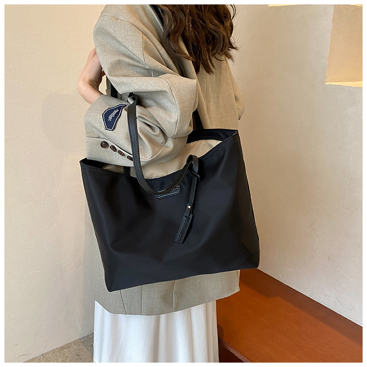 The new Korean-style trendy casual tote bag for women, Oxford fabric large-capacity single-shoulder bag 2025, exudes a sense of luxury undefined