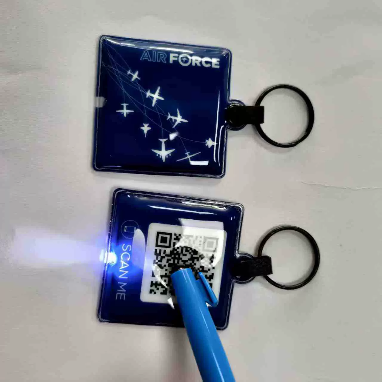 厂家订制  PVC小礼品挂件学生礼品PVC电压钥匙扣飞机亮灯锁匙扣