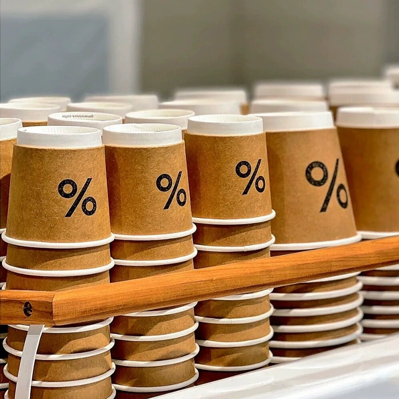 Одноразовая кофейная чашка с крышкой для горячих напитков, чашка для соевого молока и чая с молоком, высококачественная и изысканная коммерческая бумажная упаковка из воловьей кожи.