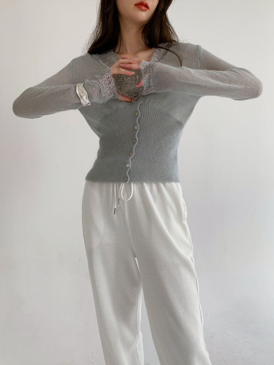Colección Otoño/Invierno 2025 de Love and Nancy Thirteen Lines, Top de Estilo Casual con Cuello en V, Manga Larga y Encaje para Mujer, Modelo 21206A