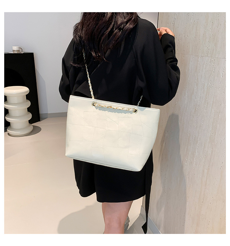 Women's Large Capacity Shoulder Tote Bag With Chain Detail_voghion.com