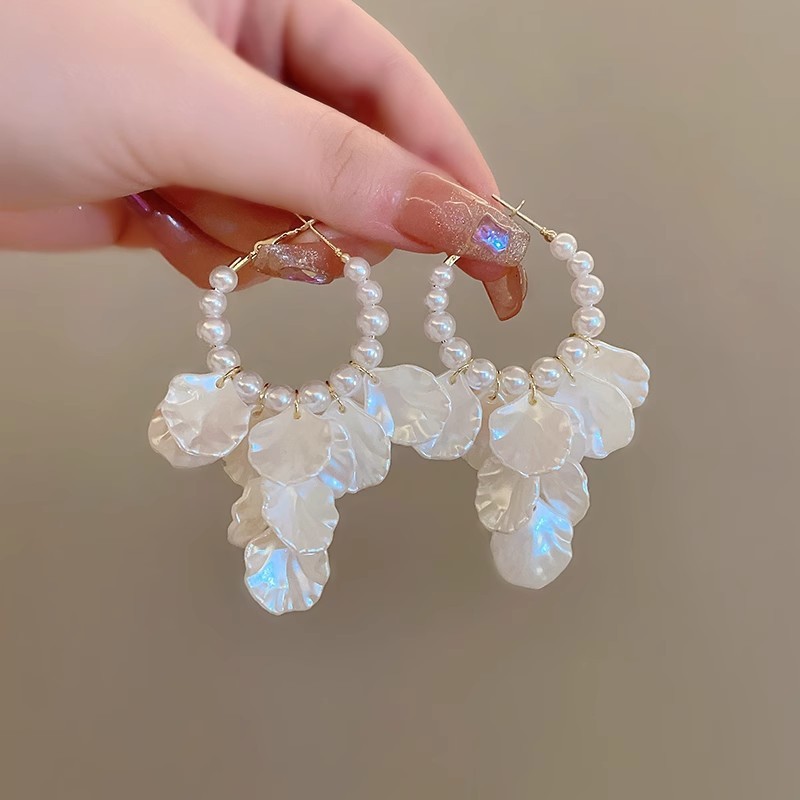 フランスのレトロな白い花の花びらの耳輪のフリンジの長いイヤリングの高級感の真珠のイヤリングの女性の超仙のピアス|undefined