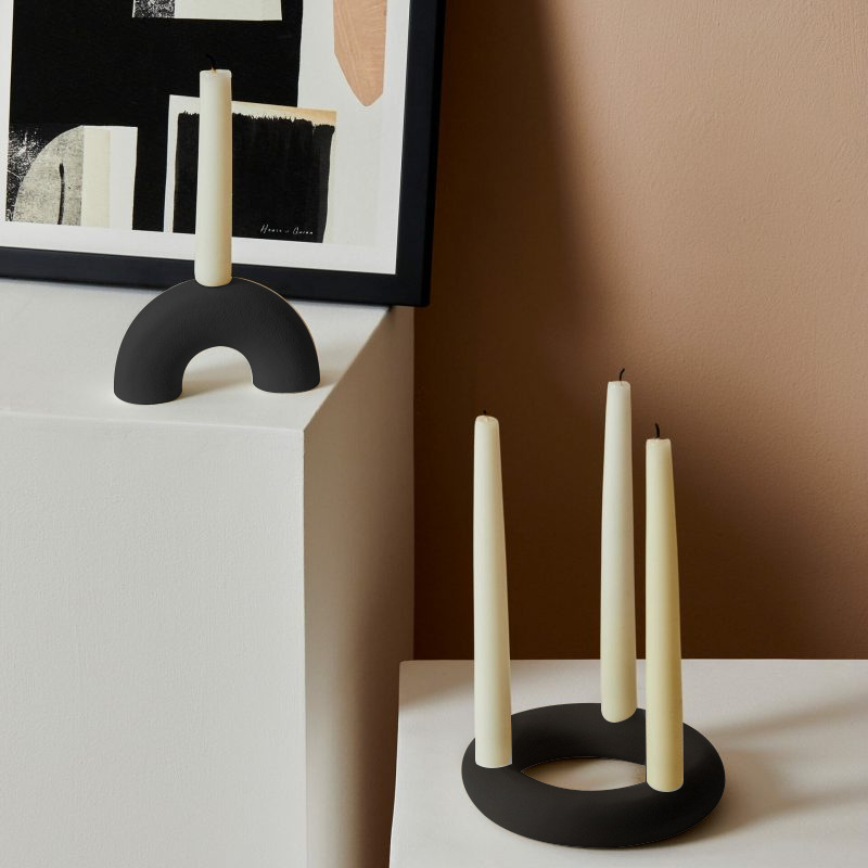 El candelabro de cerámica blanco y negro asado estilo ins simple wabi-ji retro candelabro decoración suave al por mayor