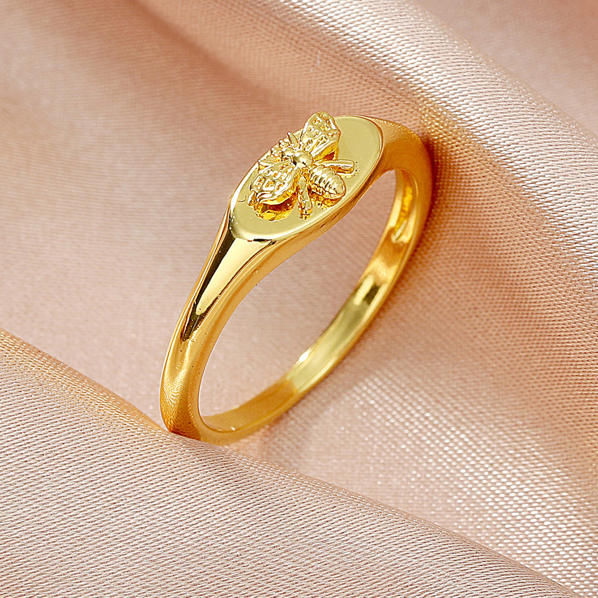 Fashion Golden Bee Signet Ring Wholesale display picture 2