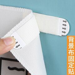 寝室の部屋の装飾の背景の布の寮の壁面は釘を打って穴を開けないでトランクを並べて屋台を並べます。