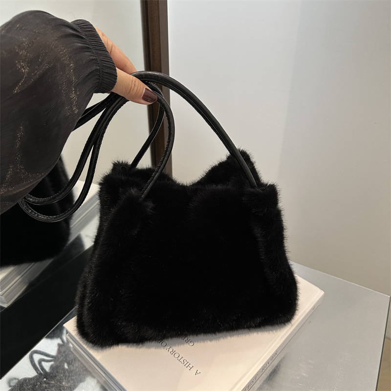 Bolso de peluche de nicho de invierno bolso de mujer 2024 moda extranjera hombro braza pequeña bolsa cuadrada bolsa de viaje de lana universal