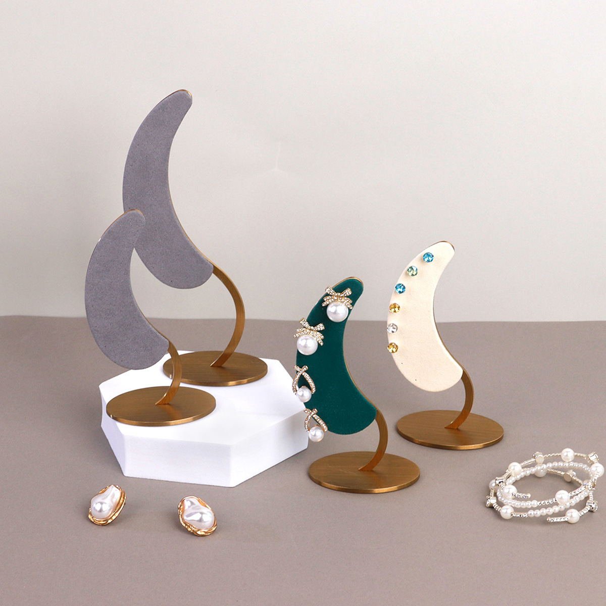 �������չʾ�ܶ��������������ɼܳ��м���Ʒ�ڼ��鱦չʾ����