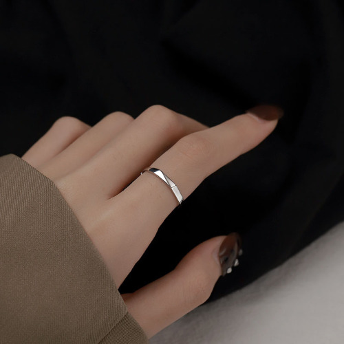 Diamond irregular ring for women, niche design, Instagram trendy, minimalist circle band, high-end, light luxury, fashionable, personalized, cool and aloof style.