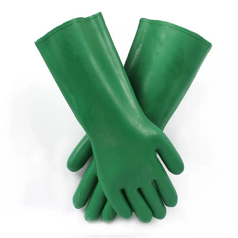 Кислото- и щелочестойкие перчатки, износостойкие и антикоррозийные, полностью покрытые зелеными химически стойкими перчатками из натурального каучука с длинными прямыми манжетами длиной 40 см.