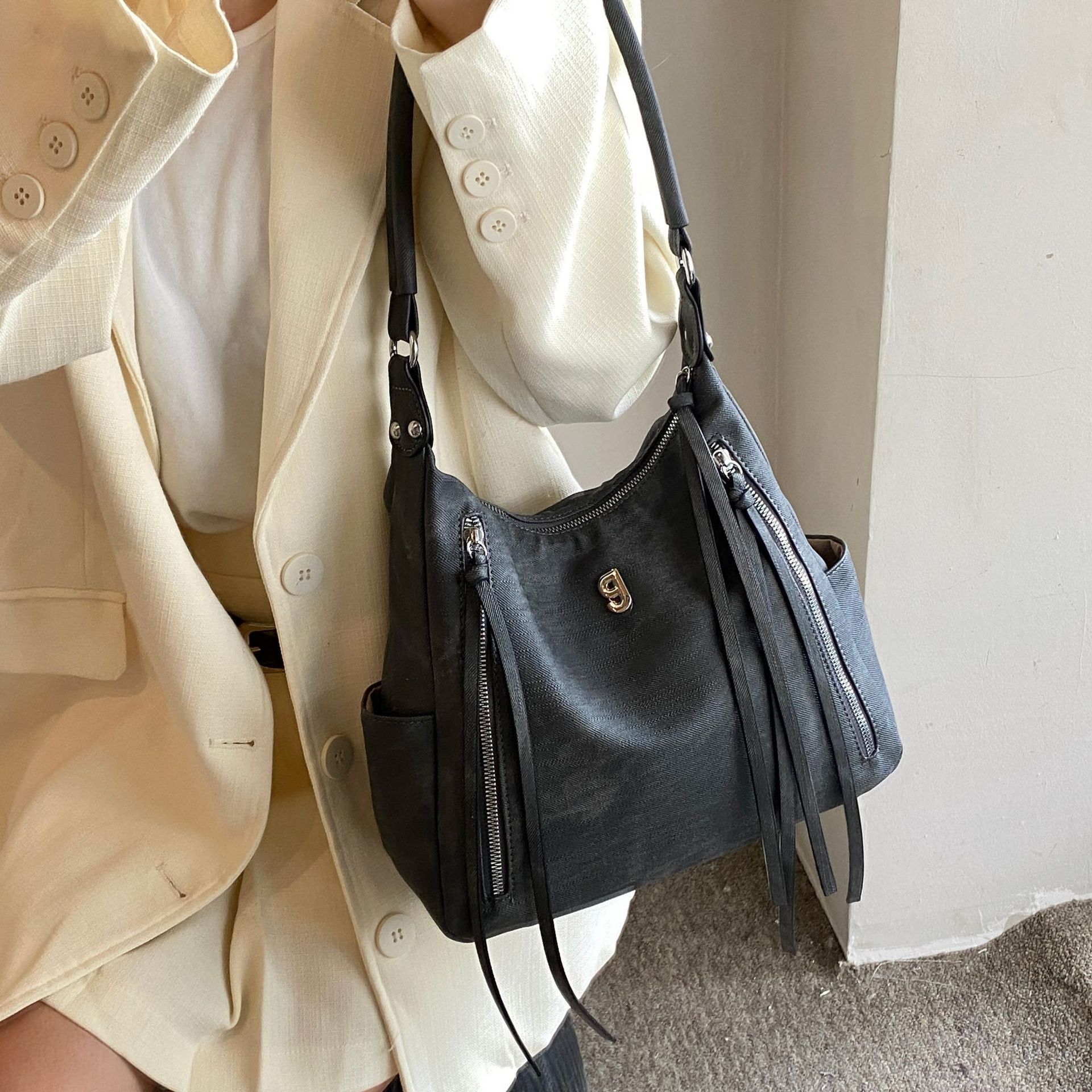 Large capacity wandering shoulder bag, new spicy girl high-end versatile double pocket strip casual crossbody armpit bag_voghion.com