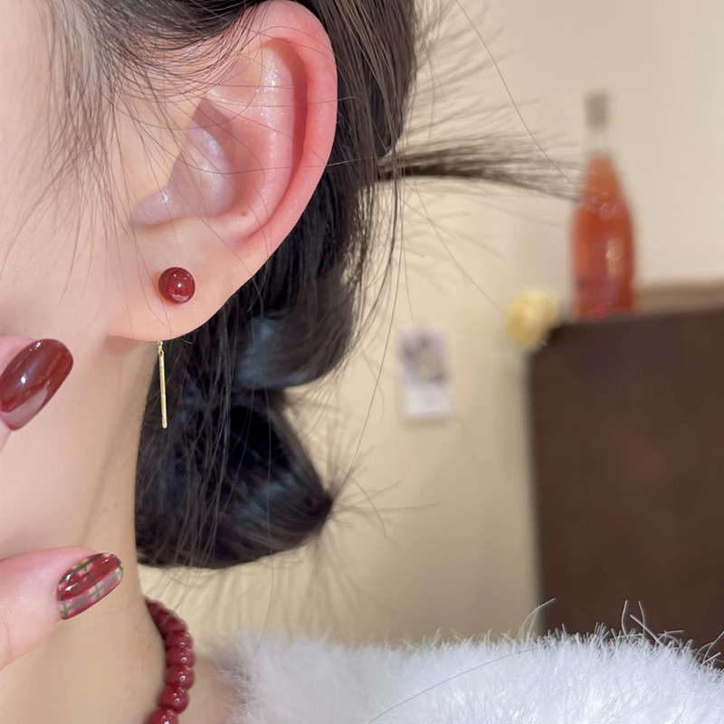 Año Nuevo orejas de perla roja temperamento sencillo de alta sensación S925 pendientes de aguja de plata nicho lujoso ligero orejas versátiles para mujeres image 4