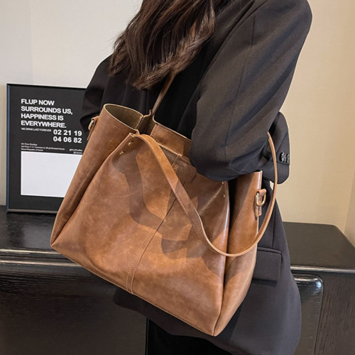 Ladies' Fashionable Large Capacity Crossbody Bag for Autumn/Winter  - A High-End Shoulder Bag with a Trendy Look