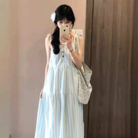 度假风条纹吊带连衣裙女2025夏季新款法式气质宽松小清新蓝色长裙