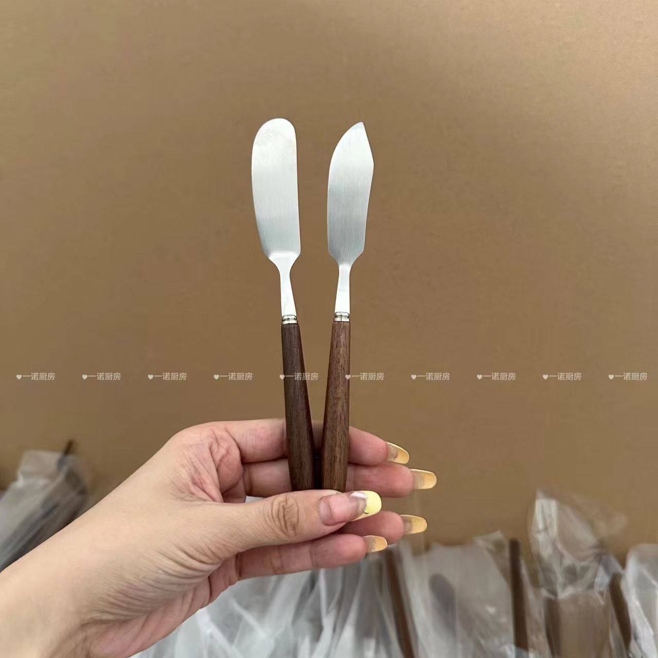 Yino 주방 304 스테인레스 스틸 호두 유용한 잼 주걱 빵 소스 나무 손잡이 칼