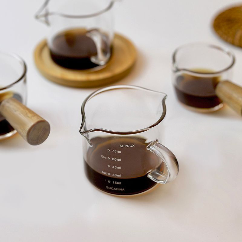 エスプレッソの木の柄のミルクの缶の双口の小さいミルクの杯の多種の調味料のソースは皿のツールをつけてスケールの計量カップを抽出します。|undefined