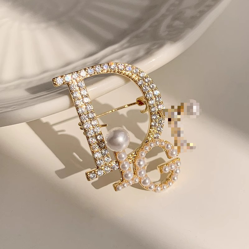 Nuevo estilo de Chanel broche de la letra de gama alta de las mujeres elegantes perla ramillete exquisito anti-exposición pin traje Accesorios