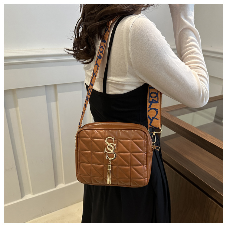 A simple and fashionable single-shoulder women's bag with diamond-shaped embroidery thread in 2024, a fresh and stylish crossbody bag with a trendy and fashionable small square style undefined