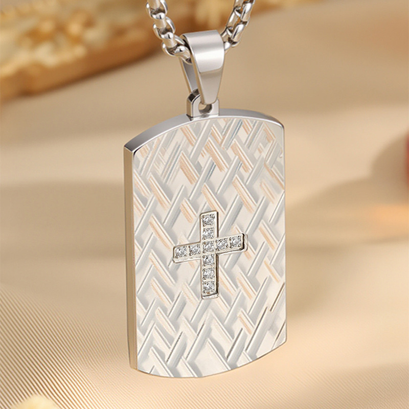 Collar de acero de titanio de todo fósforo con personalidad de moda, cruz corrugada oblicua femenina, collar de etiqueta de diamantes europeos y americanos, joyería de lujo ligera