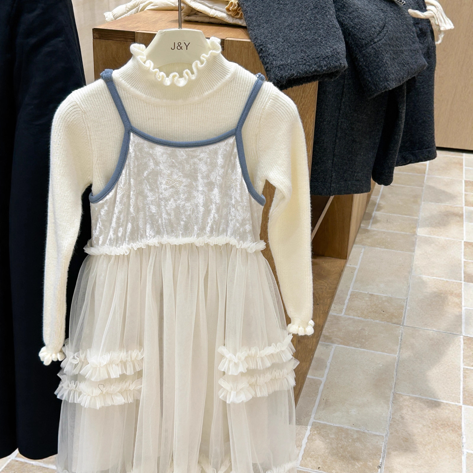 2025冬季新款时髦洋气丝绒拼接吊带女孩连衣纱裙