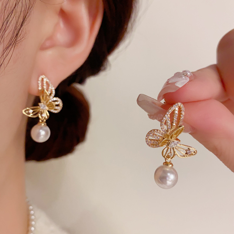 Design unico e alla moda: farfalla cava in zirconi con perla e spilli in argento S925, squisita e versatile, super fiabesca._voghion.com