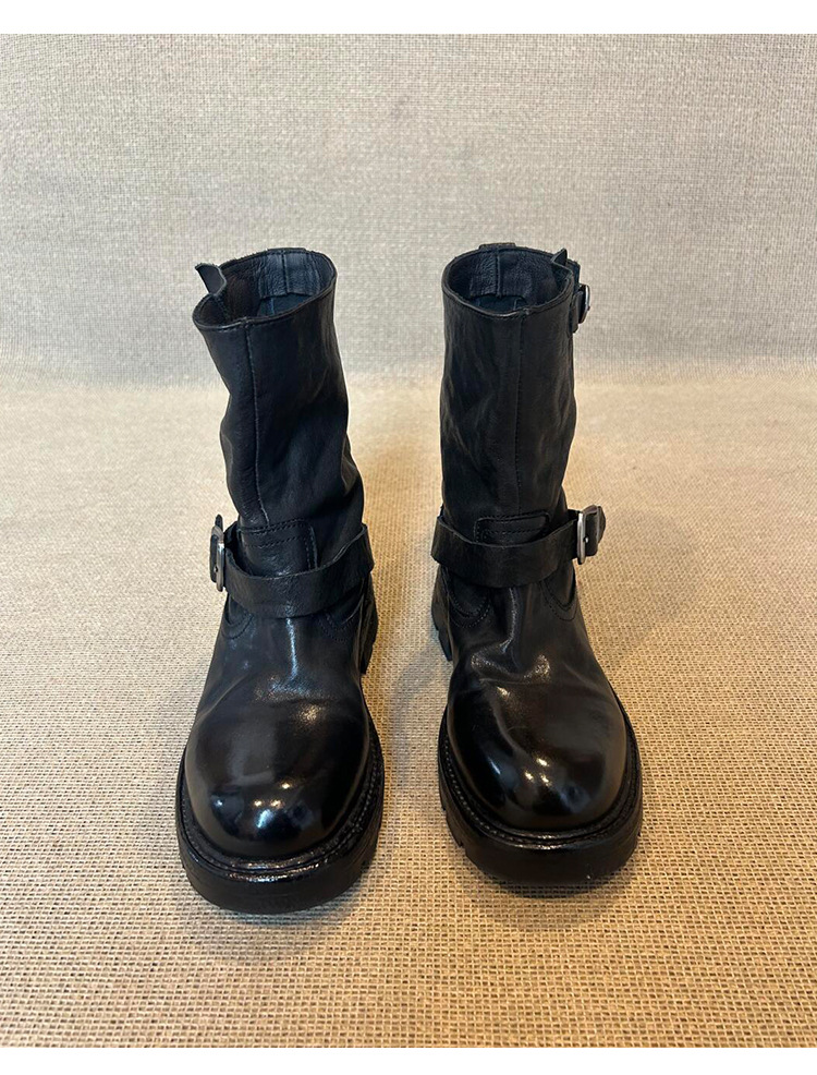 Stiefeletten aus gewaschenem Rindsleder mit dickem Absatz, runder Zehenpartie und Gürtelschnalle, Motorrad-Stil, britischer Stil, Martin-Stil. Neuer Stil Herbst/Winter 2025._voghion.com