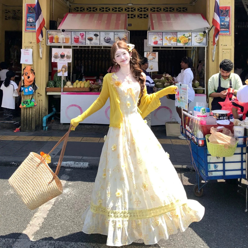 【Butter Daisy】Atmospheric holiday-style yellow lace strap floral dress + thin yellow cardigan 【Butter Daisy】Atmospheric holiday-style yellow lace strap floral dress + thin yellow cardigan