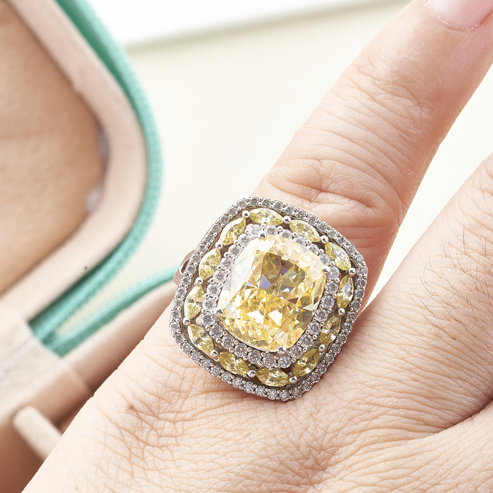 Almohada corte amarillo anillo de diamante de alto carbono anillo femenino Super flash amarillo diamante anillo femenino Pequeño Libro Rojo Transmisión en vivo Venta caliente