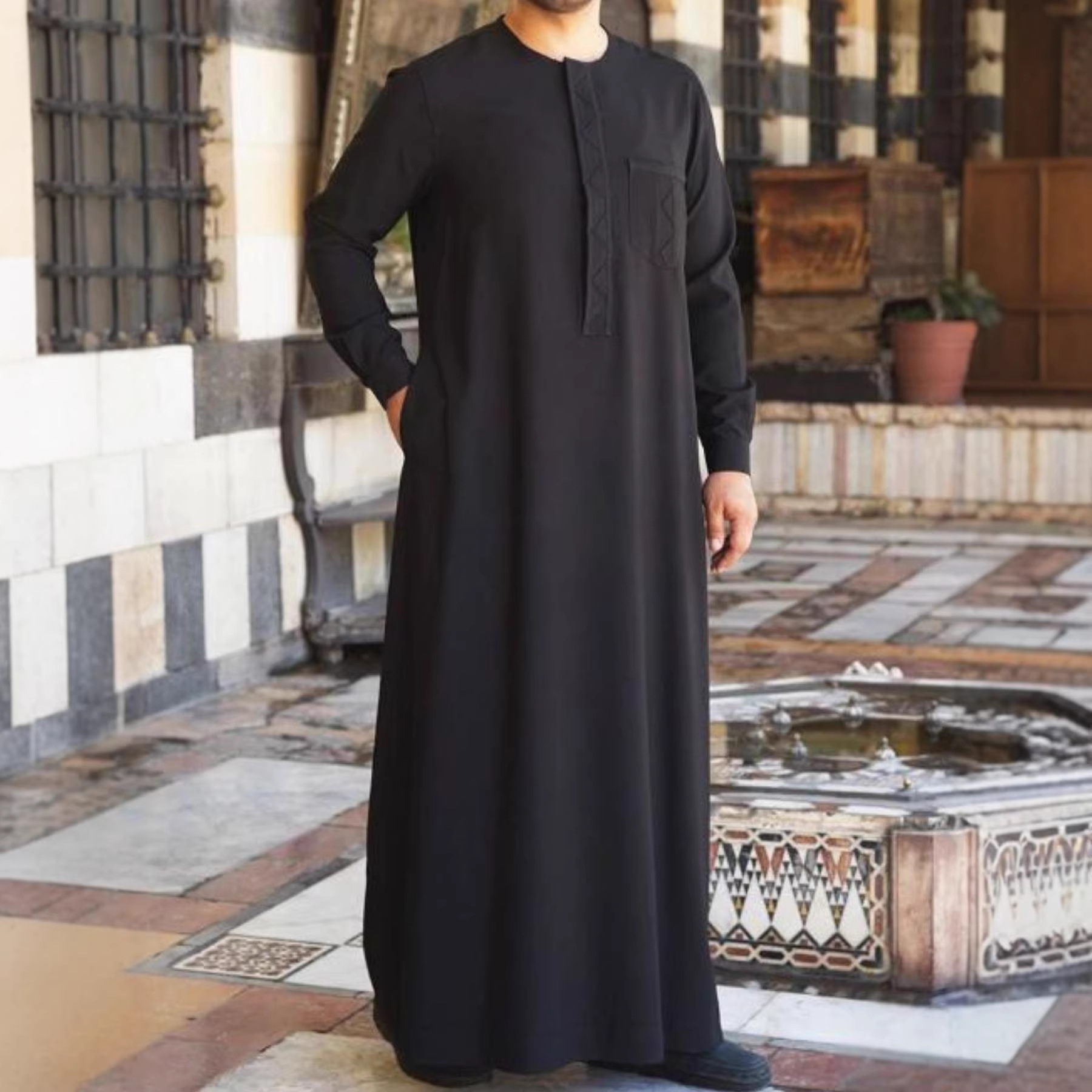 Müslüman Modası Kebaya"Erkekler İçin İşlemeli Siyah Müslüman Elbisesi – Arap Gençlik Tarzı İslami Moda İçin Thobe (S-XXL)"_voghion.com