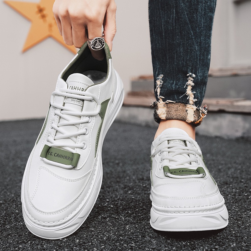 Pequeños zapatos blancos de cuero para hombres zapatos de skate estudiantes juveniles primavera 2025 nuevos zapatos de moda para hombres zapatos de moda casuales