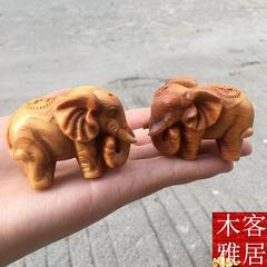 太行崖柏の木の彫刻の手は富貴な吉祥事の小さい象の木の置物の実木の工芸品の車の置物を遊びます。