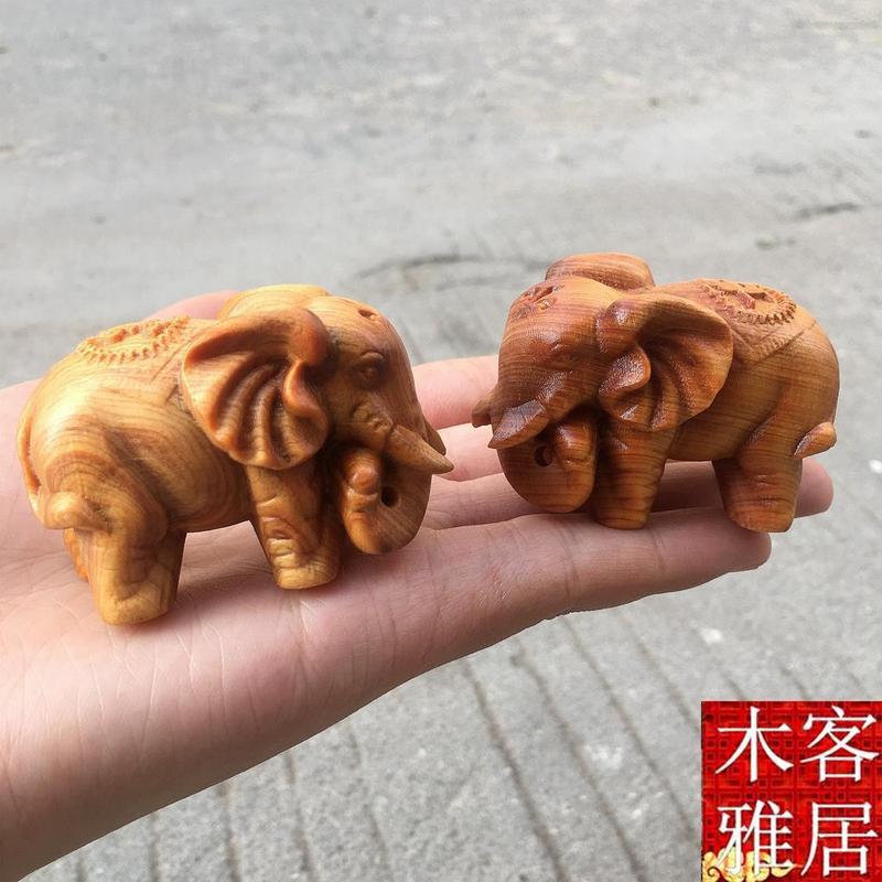 太行崖柏の木の彫刻の手は富貴な吉祥事の小さい象の木の置物の実木の工芸品の車の置物を遊びます。|undefined