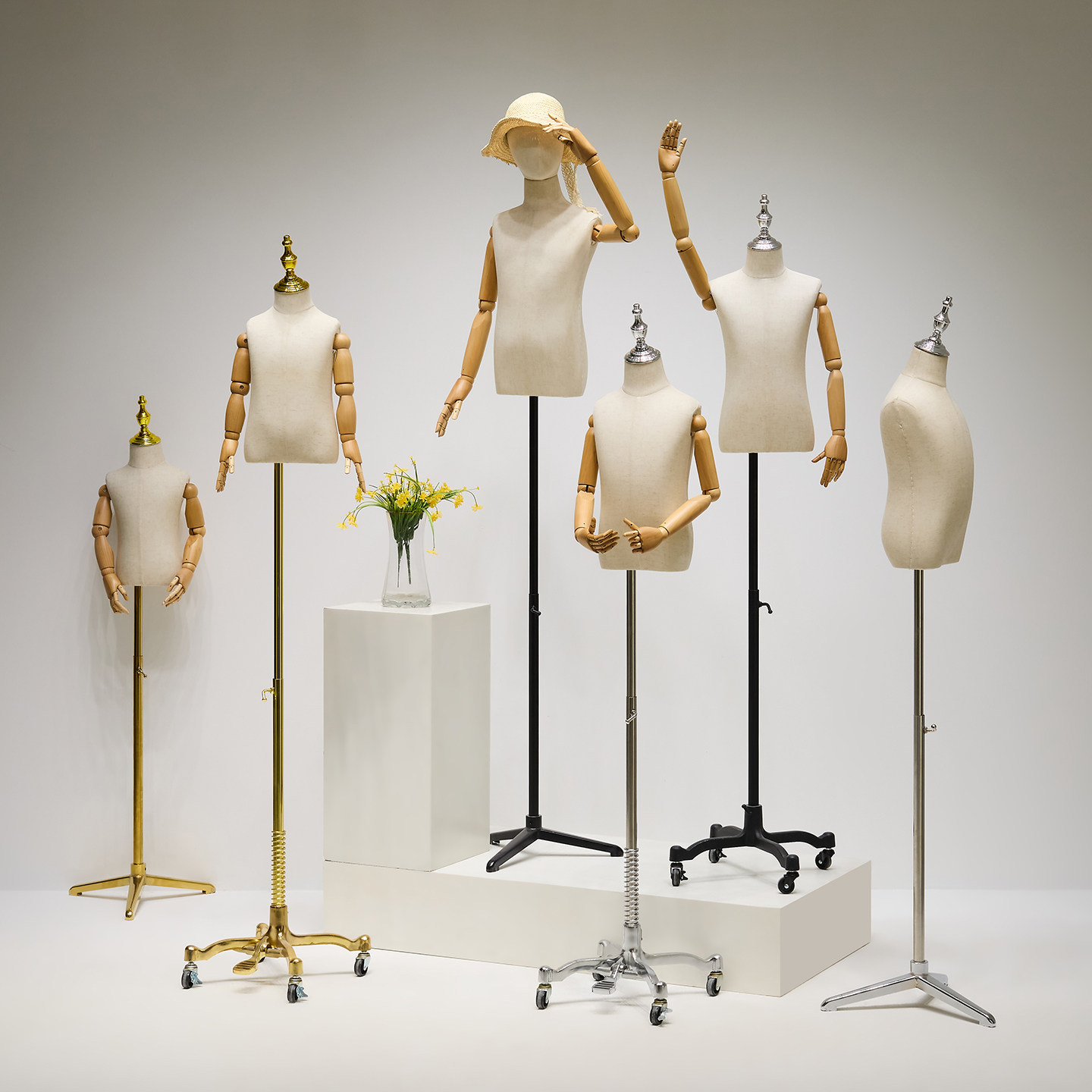 Children's model props, clothing store display mannequins, universal wheels, large and small sizes, half-body mannequins for window displays, male and female child mannequins, display stands