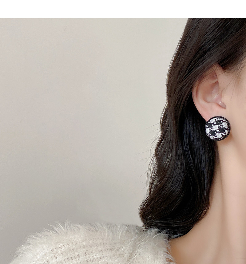 Round Checkerboard Earrings Retro Female Niche Earrings display picture 4