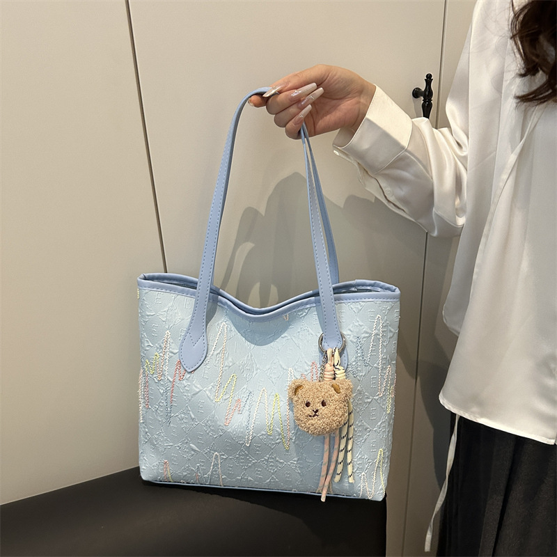 Este año, la popular bolsa de mujer de gran capacidad 2025, un nuevo colgante simplista y lindo, textura de la mochila de viaje al trabajo.