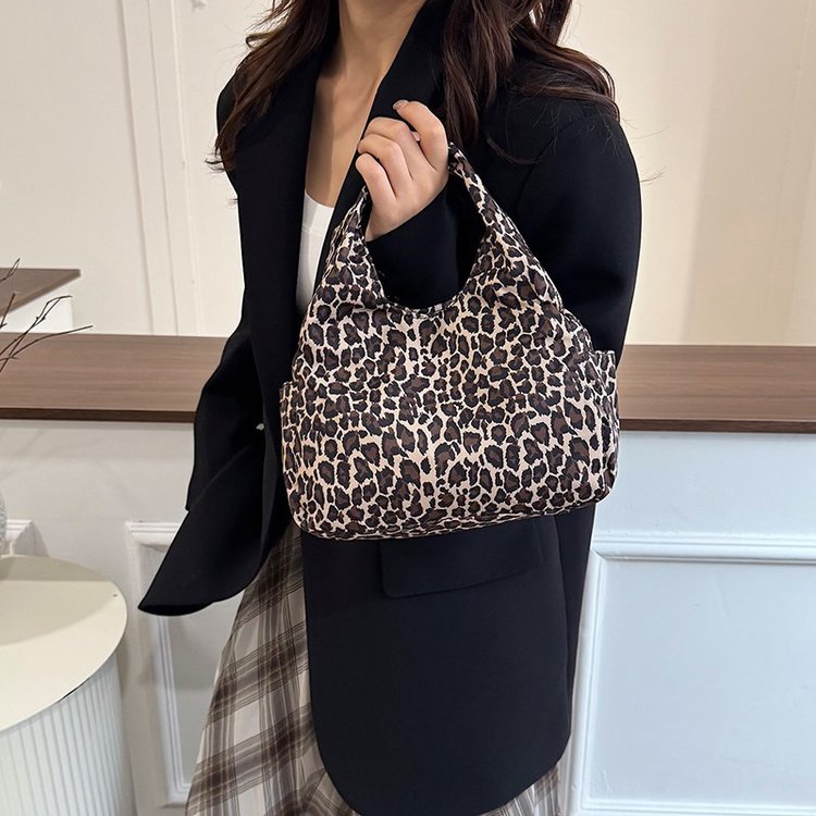 新款简约轻便尼龙手拎包流行欧美风美拉德色系小水桶布包手提包