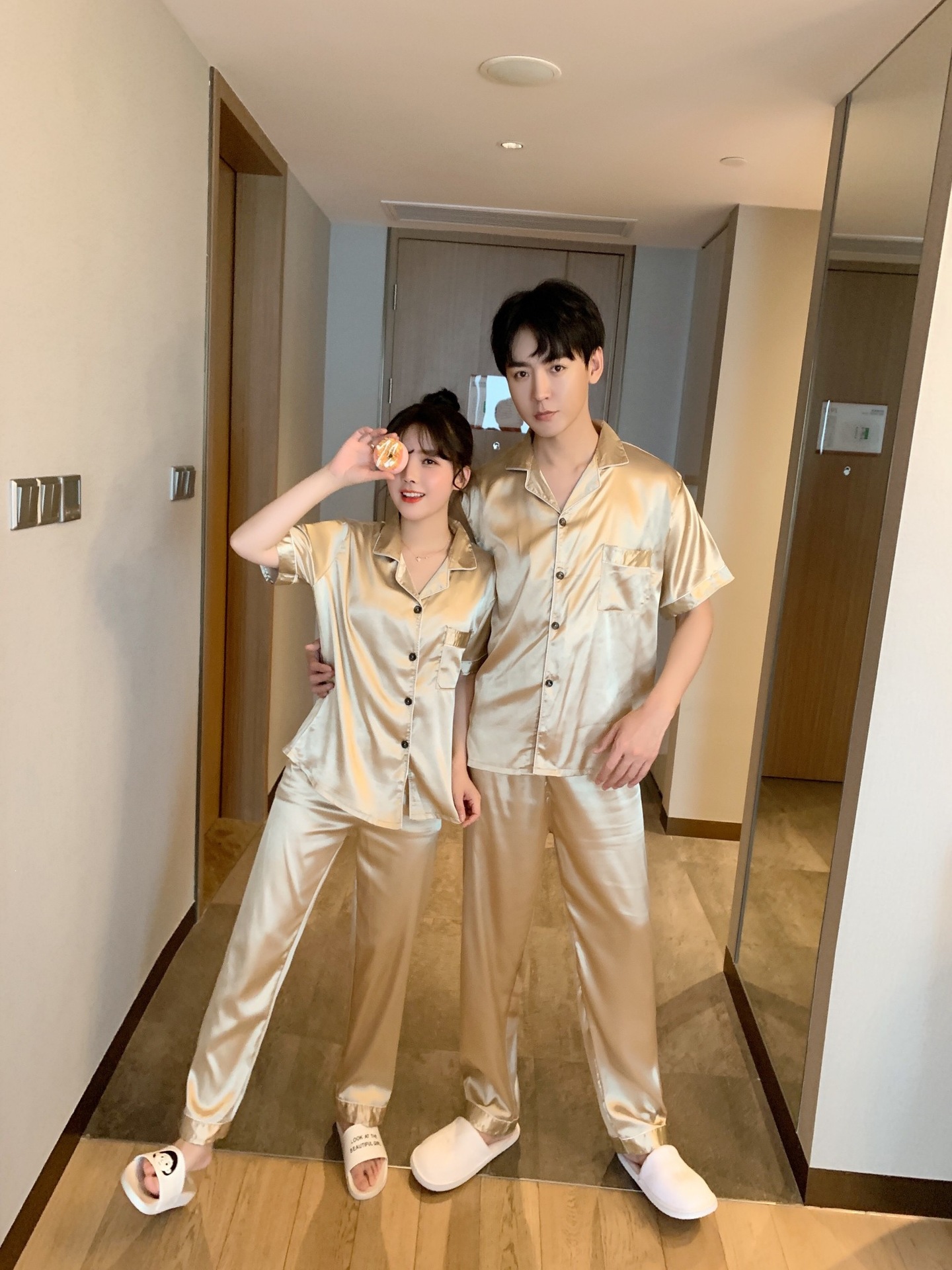 Pajamas de pareja de hielo de verano de mangas largas damas cardigan casuales sueltos primavera y otoño hombres de mediana edad ropa para el hogar grande