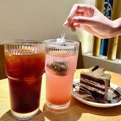 見栄えの良いインターネットセレブインスタイルの大きな縦縞ガラスカップ、ストロー付き、夏の女性用ウォーターカップ、ジュースコーヒー、冷たいドリンクカップ