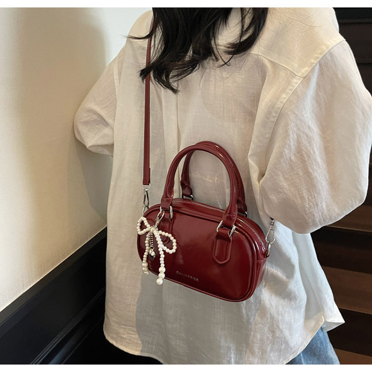 A fashionable Korean-style small square bag for women in the summer of 2025, featuring a simple and retro single-shoulder, crossbody and hand-held pillow bag undefined