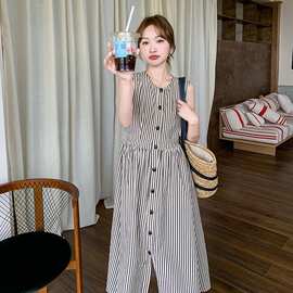 时尚条纹减龄无袖背心连衣裙女夏2026新款休闲度假风收腰显瘦裙子