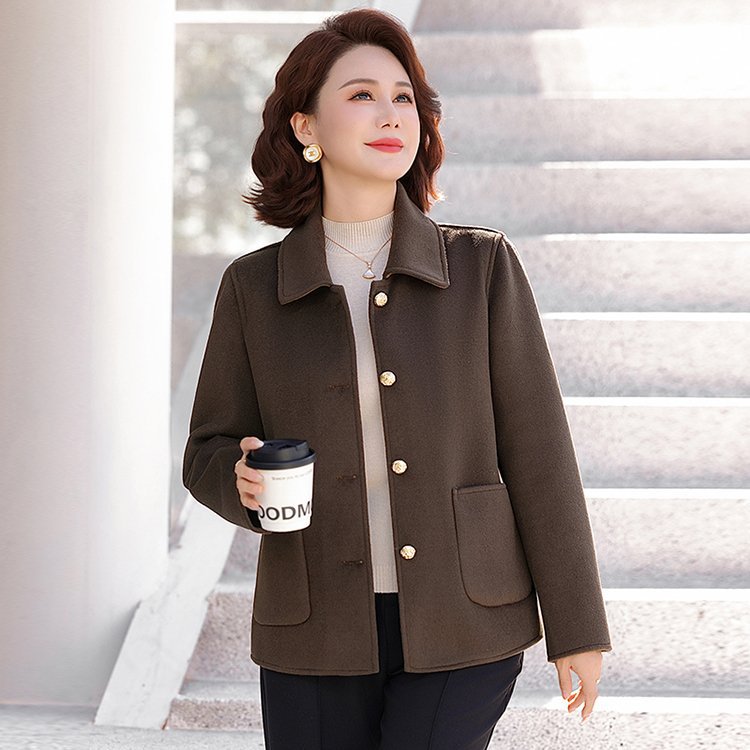 Mid-aged women's Chinese-style buttoned woolen short coat for spring and autumn, with a loose fit, tummy-covering design, and a chic, elegant look, perfect for moms